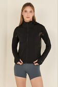 תמונת דוגמן קידמית של Classic-Fit Ventilated Running Jacket