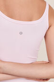 תמונת תקריב דוגמן של Align&trade; Scoop Waist-Length Tank