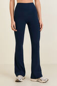תמונת דוגמן קידמית של *Groove Nulu™ HR Flared Pant Regular