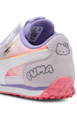תמונת תקריב של פומה X הלו קיטי נעלי סניקרס איזי ריידר