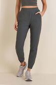 תמונת דוגמן קידמית של Adapted State High-Rise Jogger *REGULAR