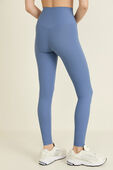 תמונת דוגמן אחורית של Align&trade; High-Rise Ribbed Pant 28