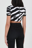 תמונת דוגמן אחורית של חולצת קרופ בהדפס זברה עם לוגו מטאלי
