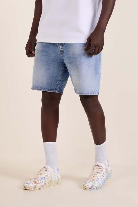 מכנסי ג'ינס קצרים