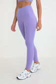 תמונת דוגמן קידמית של Align™ High-Rise Pant 25
