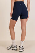 תמונת דוגמן אחורית של Align™ High-Rise Short 6