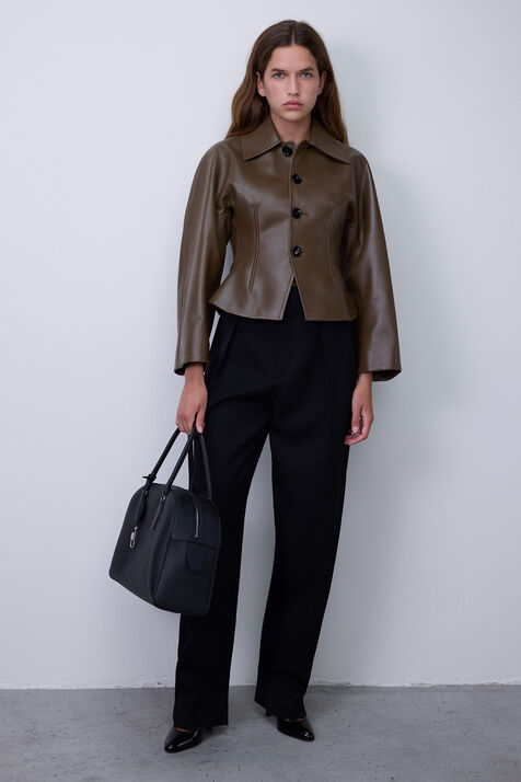 מכנסיים שחורים מחויטים