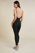 תמונת דוגמן אחורית של Align™ V-Back Bodysuit 25
