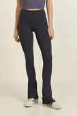 תמונת דוגמן קידמית של Align&trade; Mini-Flare Pant *Regular