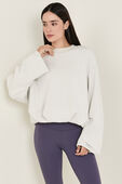 תמונת דוגמן קידמית של Softstreme™ Voluminous-Sleeve Pullover