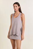 תמונת דוגמן קידמית של Modal Silk Side Slit Tank Top