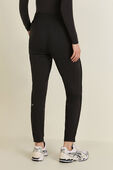 תמונת דוגמן אחורית של Everlux Slim-Fit High-Rise Track Pant