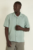 תמונת דוגמן קידמית של Lightweight Camp Collar Button-Up Shirt