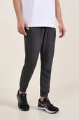תמונת דוגמן קידמית של Textured Double Knit Cotton Jogger REG