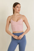 תמונת דוגמן קידמית של Align&trade; Cami Cropped Tank Top A/B Cup