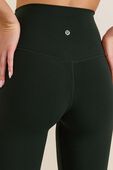 תמונת תקריב דוגמן של lululemon Align™ High-Rise Crop 23