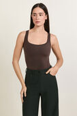 תמונת דוגמן קידמית של Nulu Square-Neck Sleeveless Bodysuit