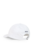 תמונה אחורית של כובע בייסבול לבן עם פרש פולו רקום