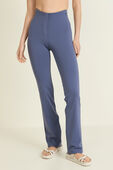 תמונת דוגמן קידמית של Smooth Fit Pull-On High-Rise Pant