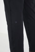 תמונת תקריב דוגמן של Soft Jersey Tapered Pant