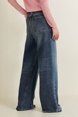 תמונת דוגמן אחורית של מכנסי ג'ינס בגזרה רחבה