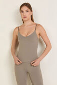 תמונת דוגמן קידמית של Align™ Waist-Length Cami Tank Top A/B Cup