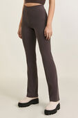 תמונת דוגמן קידמית של Ribbed Softstreme&trade; Flared Pant Regular