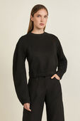 תמונת דוגמן קידמית של Scuba Cropped Relaxed Crewneck