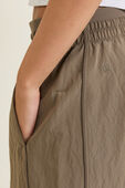 תמונת תקריב דוגמן של Crinkle nylon relaxed parachute pant