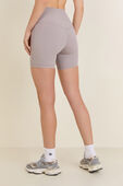 תמונת דוגמן אחורית של Align&trade; High-Rise Short 6