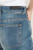תמונת תקריב דוגמן של מכנסי ג'ינס קאט-אאוט