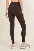 תמונת דוגמן אחורית של Align&trade; V-Waist Pant 25''