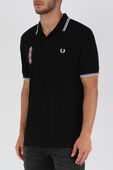 תמונת דוגמן קידמית של פרד פרי X אדיש חולצת פולו קצרה שחורה עם לוגו רקום