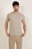 תמונת דוגמן קידמית של Metal Vent Tech Short-Sleeve Shirt