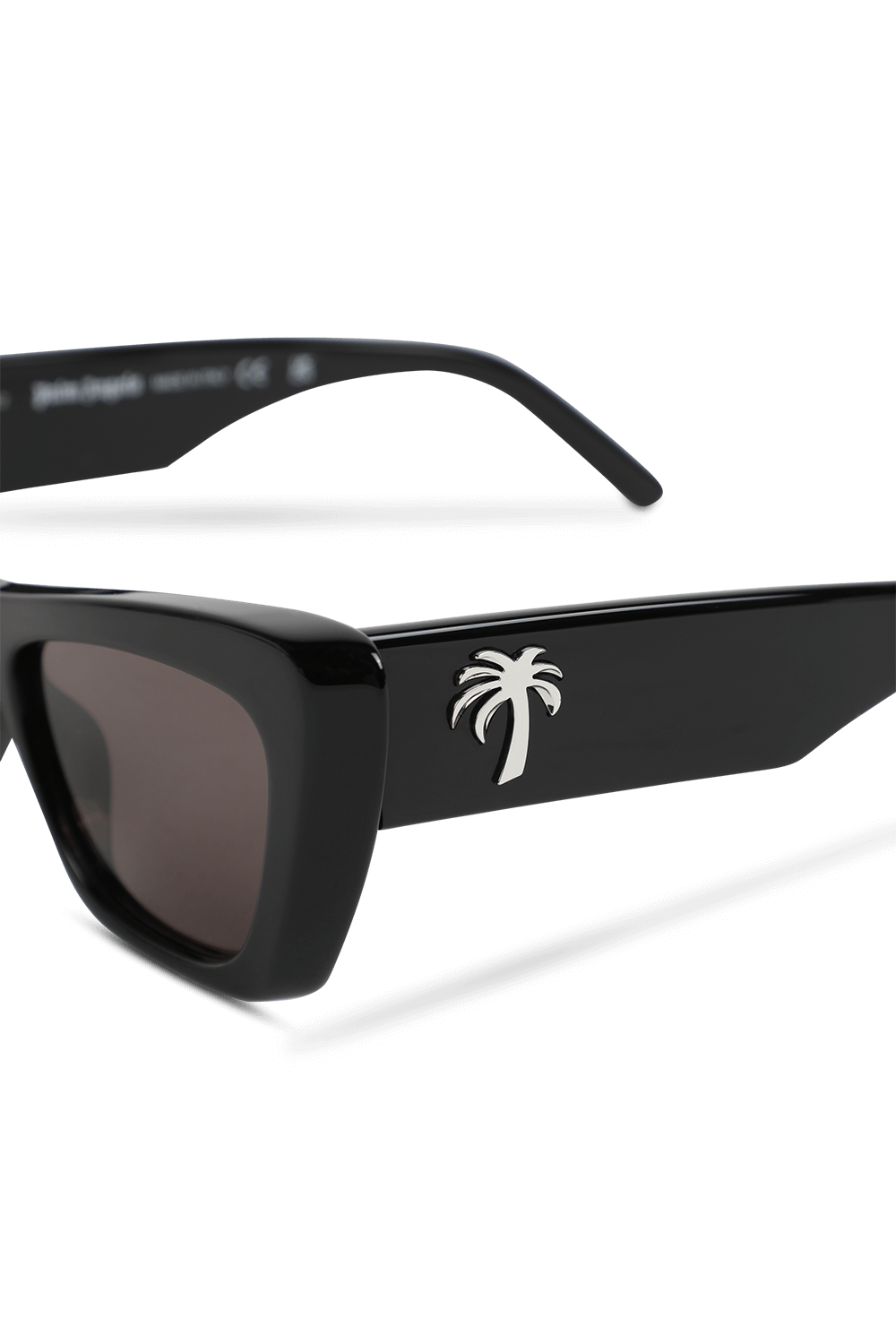 תמונת תקריב של משקפי שמש הרמוסה