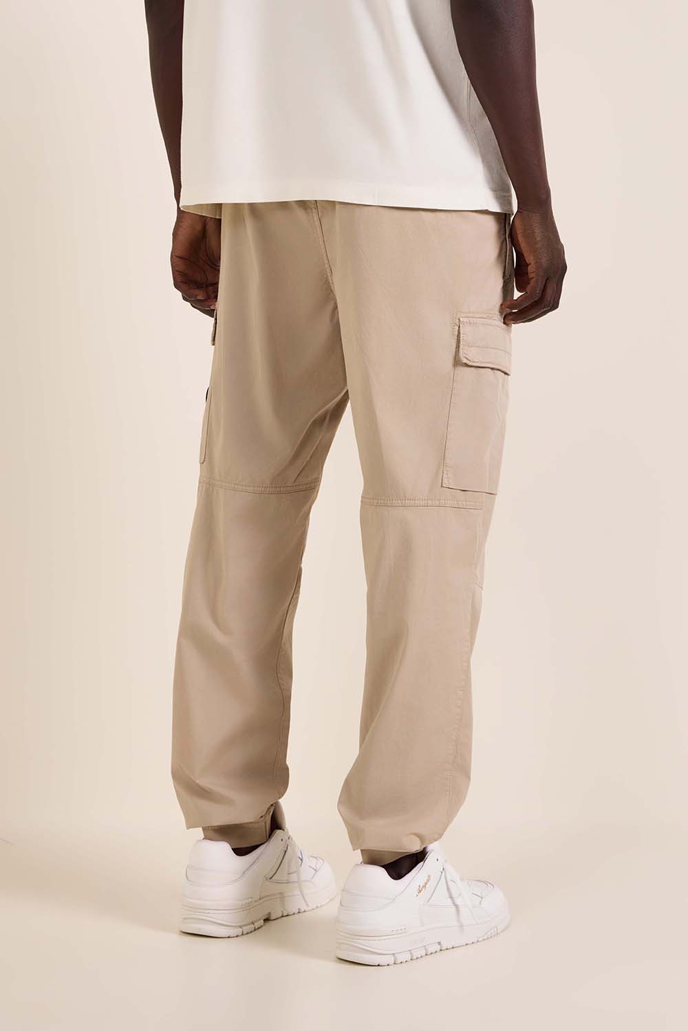 תמונת דוגמן אחורית של מכנסיים