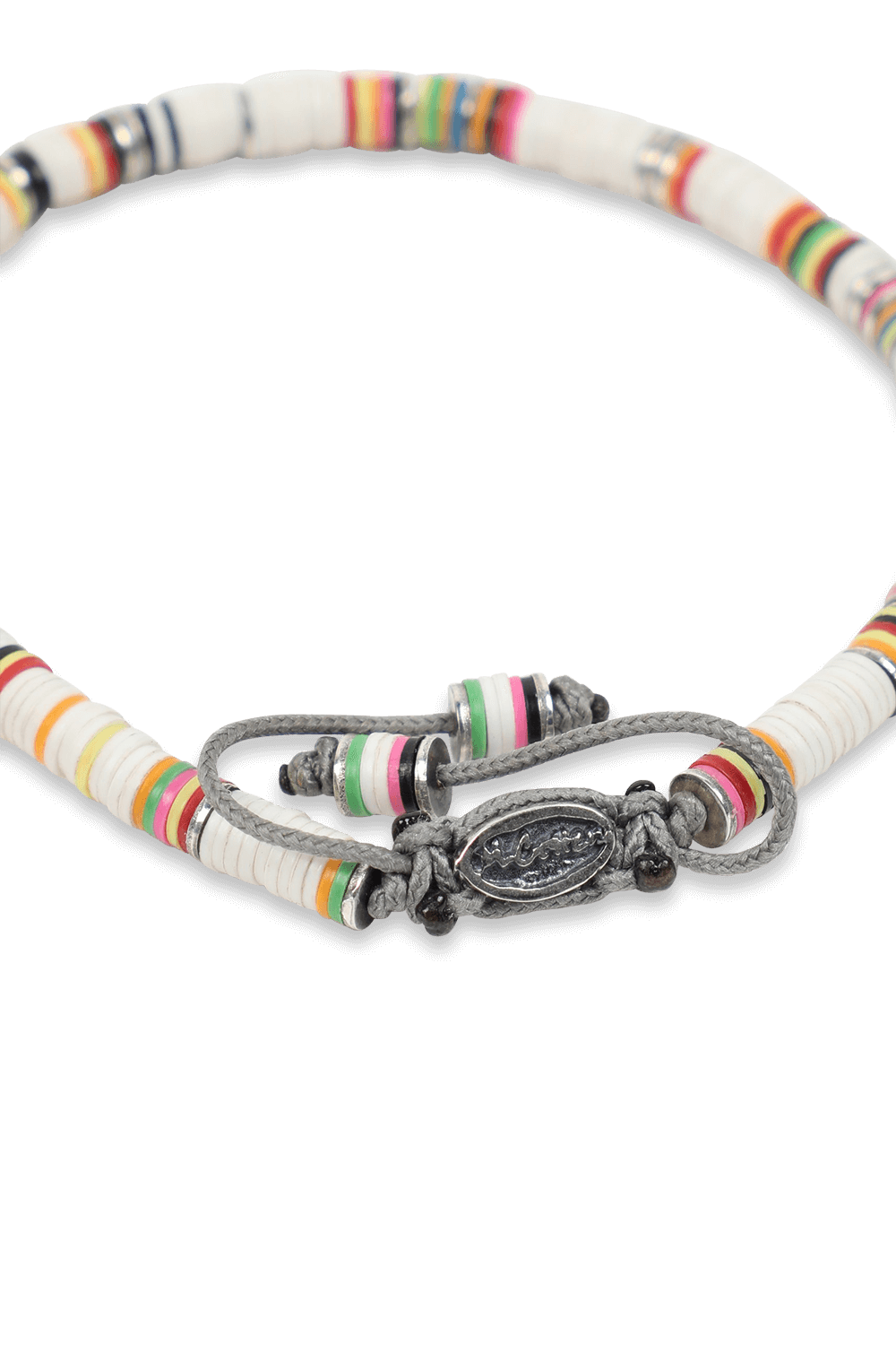 תמונת תקריב של צמיד אפריקאי מחרוזי כסף וחרוזים לבנים וצבעוניים