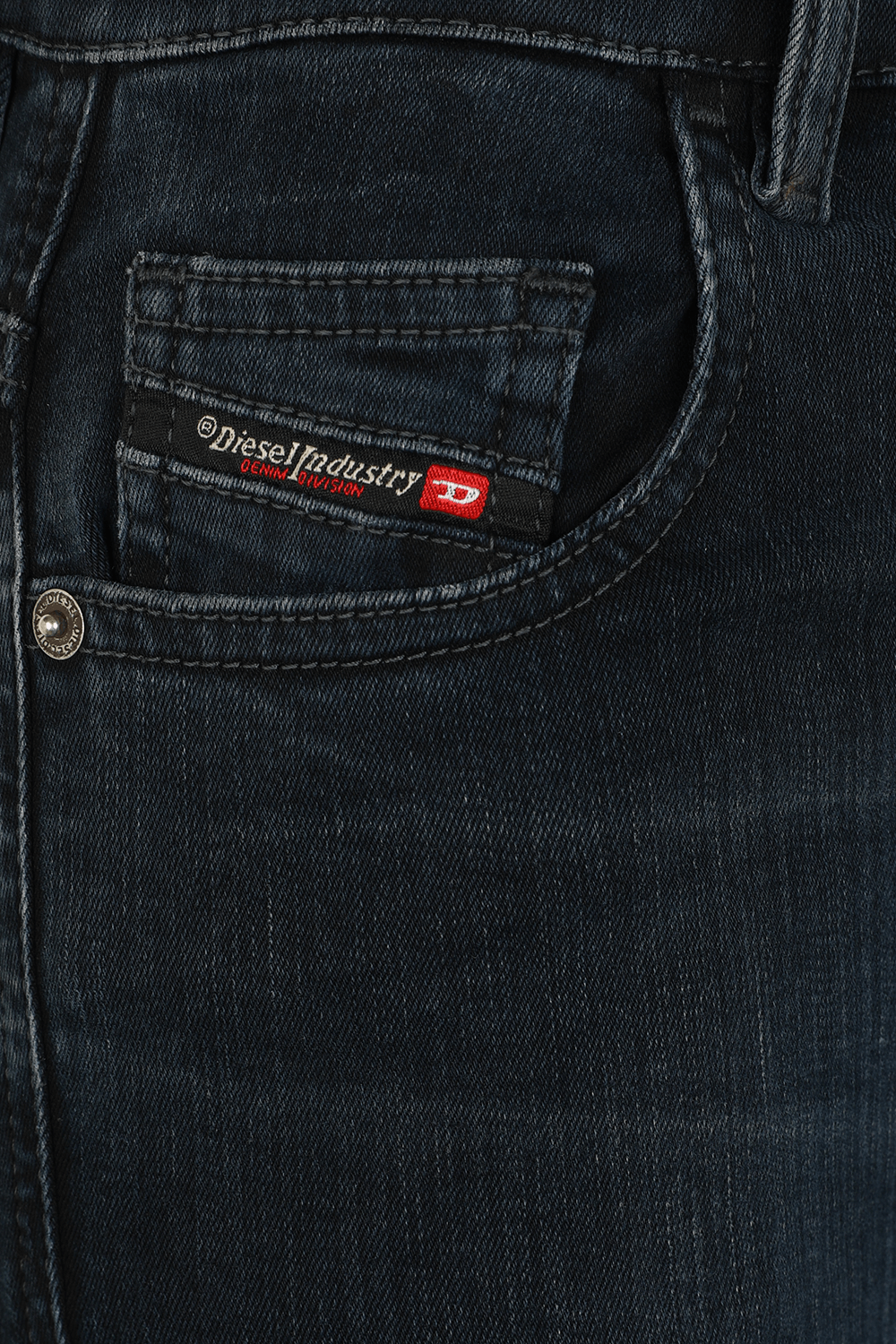 תמונה אחורית של מכנסי סקיני ג'ינס סופר סטרץ'