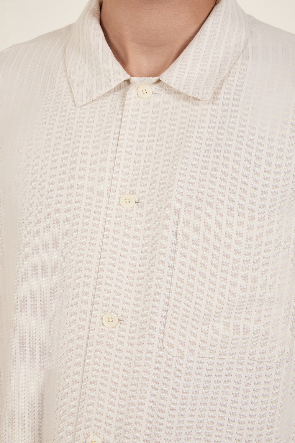 תמונת תקריב דוגמן של חולצה מכופתרת קצרה