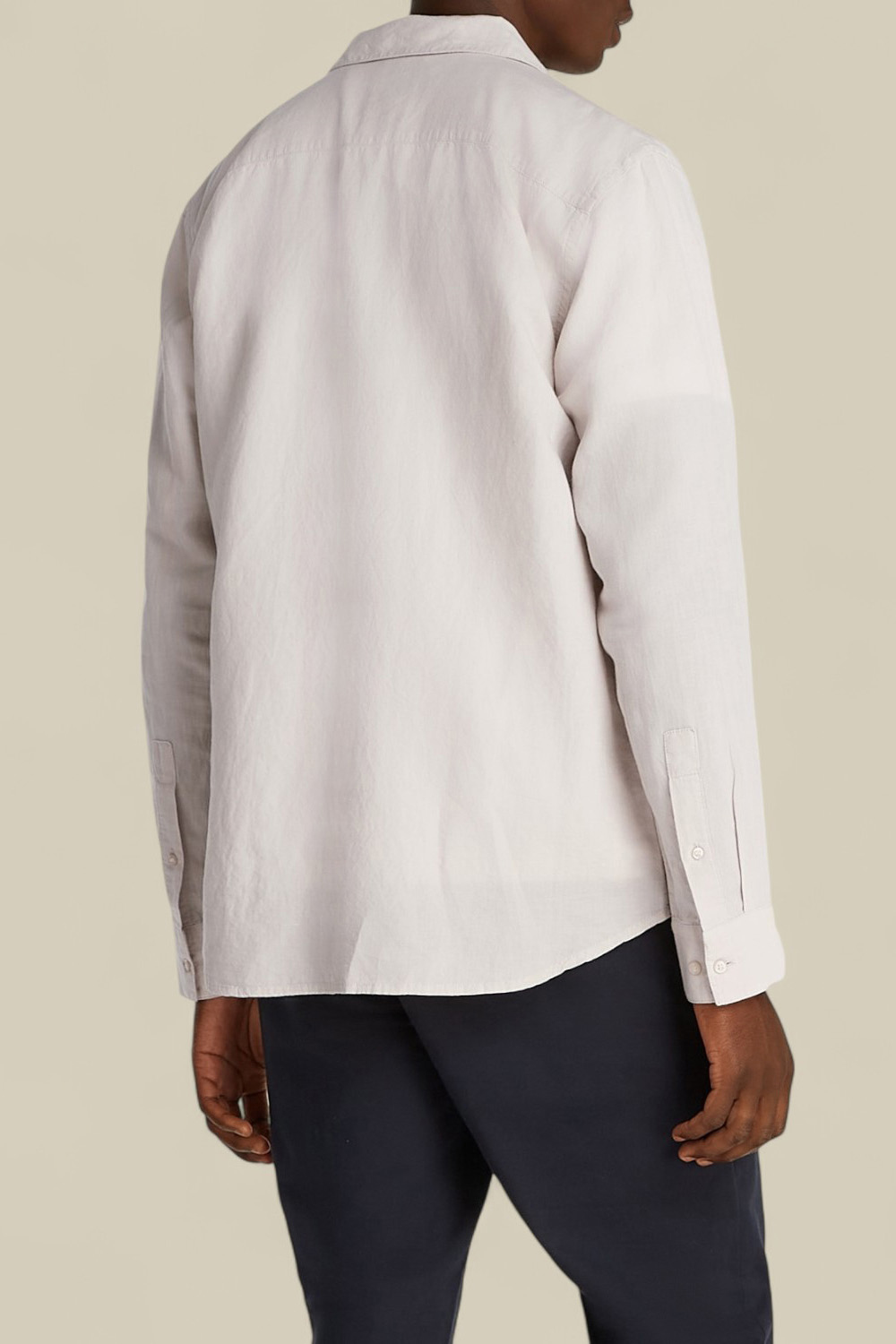 תמונת דוגמן אחורית של חולצת כפתורים מפשתן