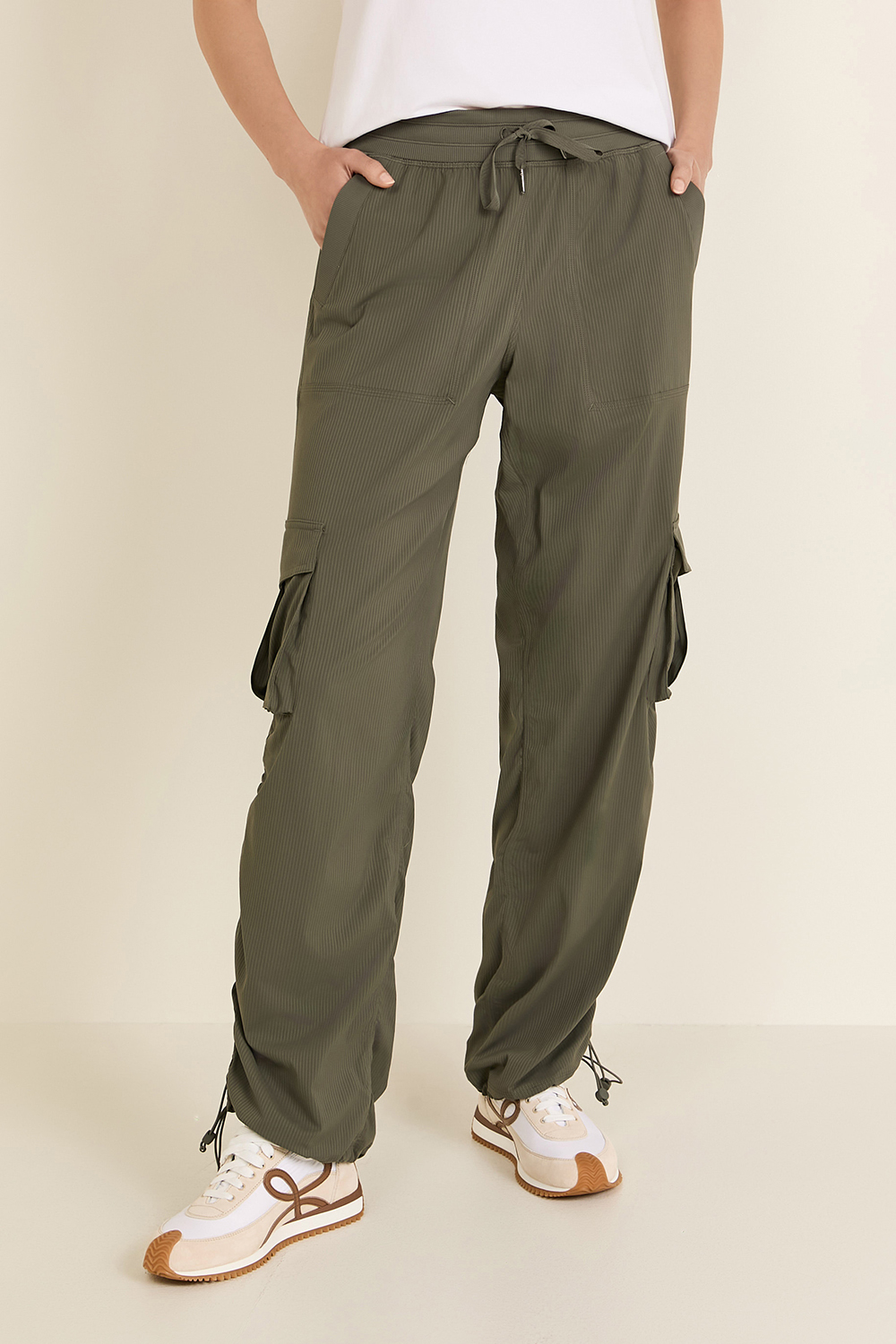 תמונת דוגמן קידמית של Dance Studio Relaxed Fit MR Cargo Pants