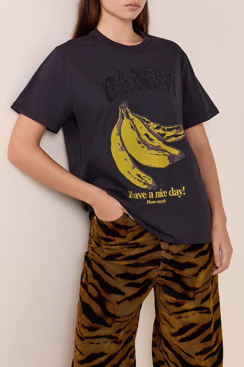 תמונת דוגמן קידמית של חולצת טי משוחררת