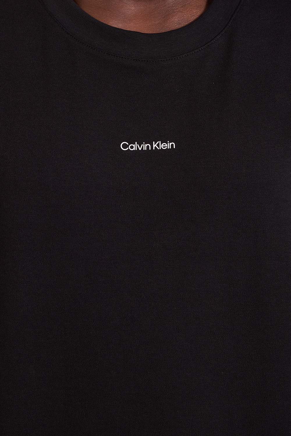 תמונת תקריב דוגמן של חולצת טי