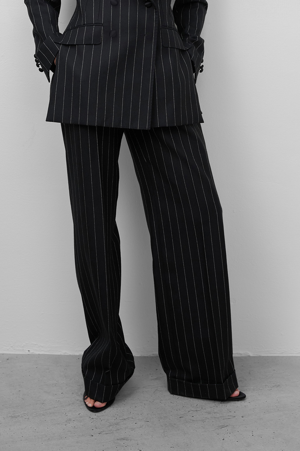 תמונת דוגמן קידמית של מכנסיים מחוייטים