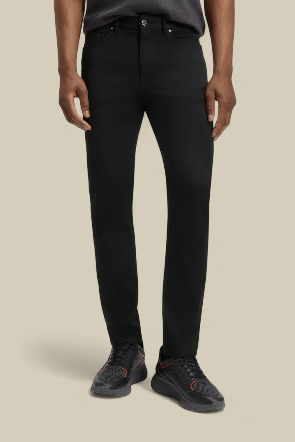 תמונת דוגמן קידמית של בוס X פורשה מכנסי ג'ינס