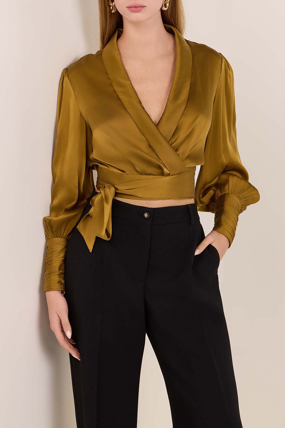 תמונת דוגמן קידמית של חולצת מעטפת