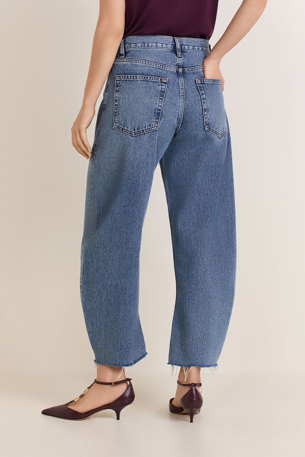 תמונת דוגמן אחורית של מכנסי ג'ינס בגזרת בלון