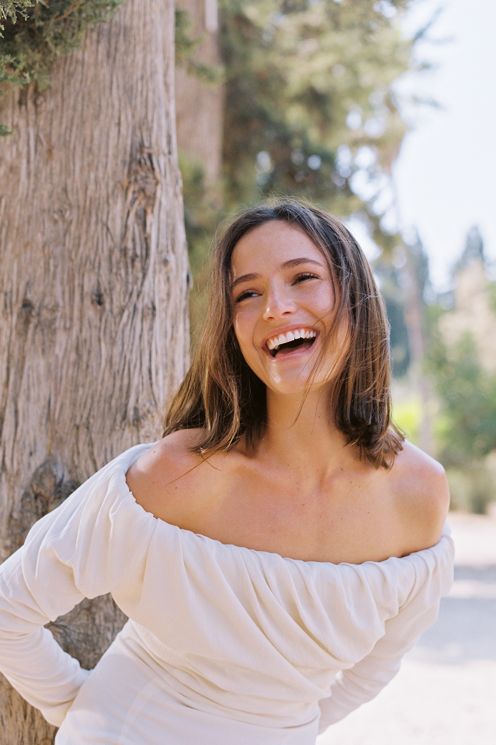 תמונת אווירה של שמלת מיני אוף-שולדר מכותנה