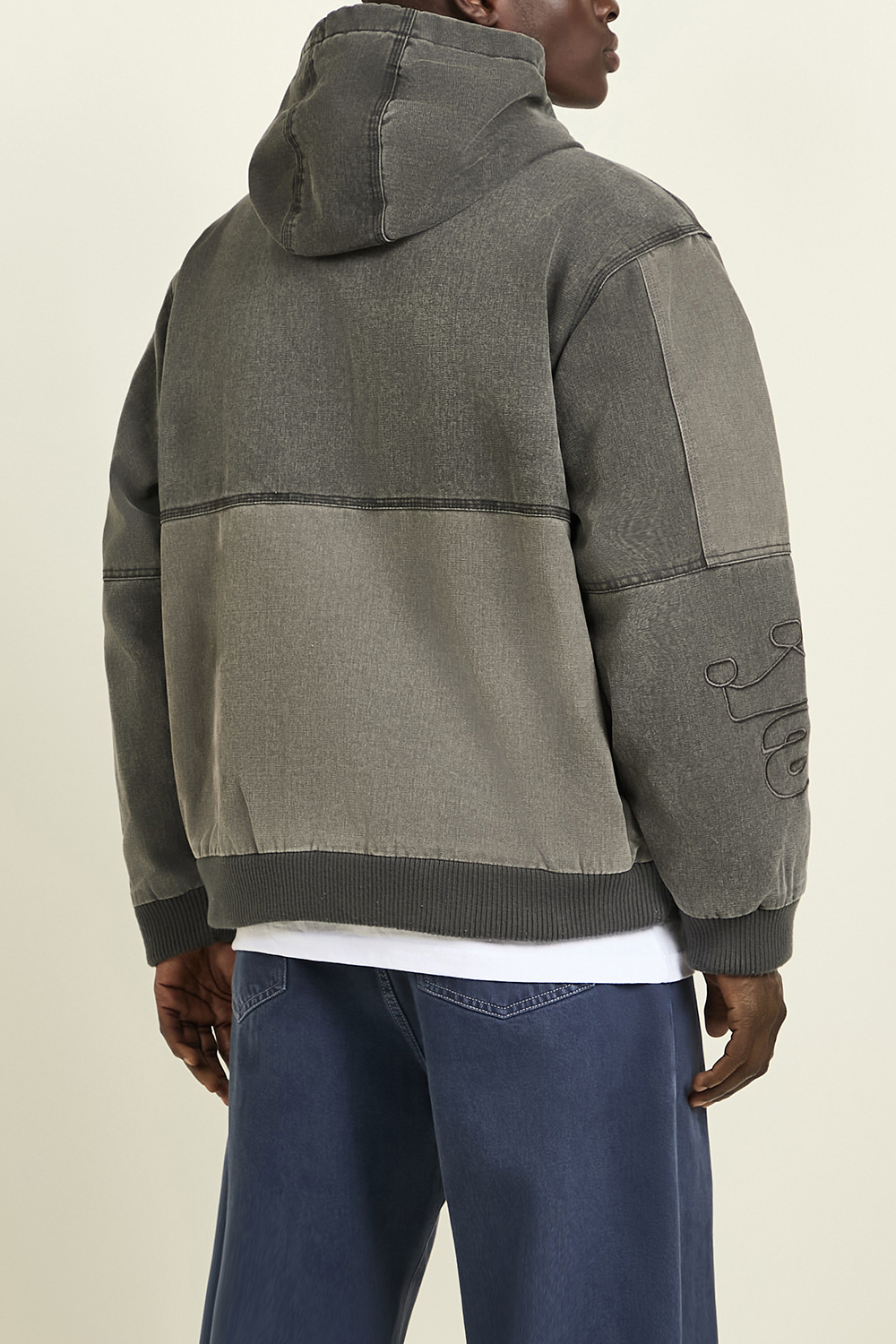 תמונת תקריב דוגמן של סווטשירט קפוצ'ון ג'ינס