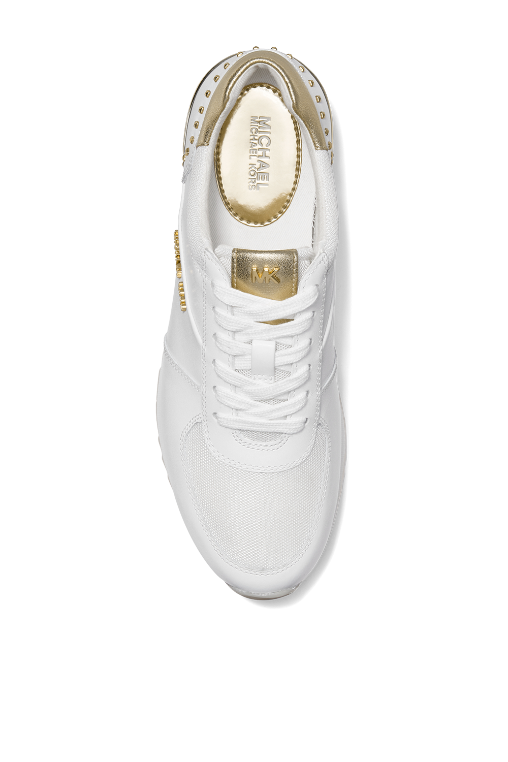 תמונת תקריב של נעלי סניקרס לבנות עם אלמנטים בזהב